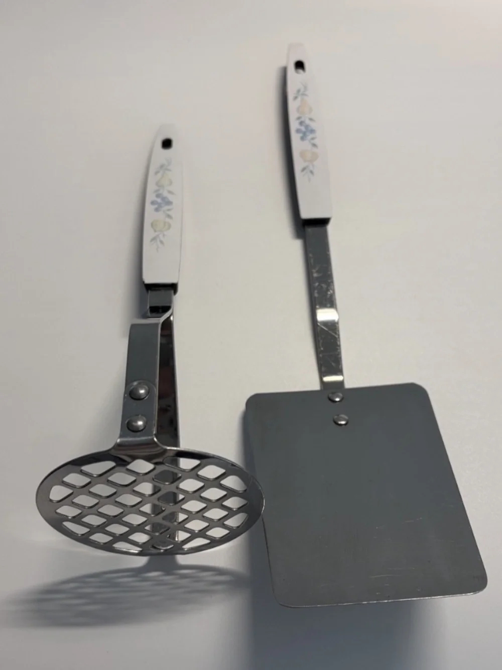 Vintage White Blueberry & Pear Pattern Stainless Steel Potato Masher & Spatula